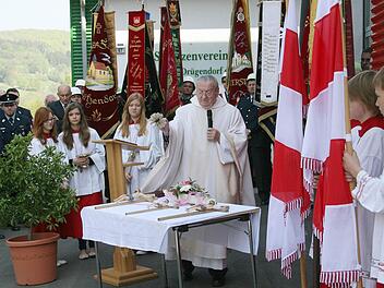 Pfarrer Josef Schirner beim Segnen der drei Kreuze. Foto: Erlwein