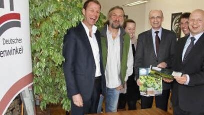 Gut lachen haben Prof. Thomas Adamer, Burgenforscher Joachim Zeune, Burgenwinkel-Geschäftsführerin Inga Masemann, Bürgermeister Wilhelm Schneider, IT-Entwickler Erik Dobat und Ingo Krüger von der Sparkassenstiftung wegen der nächsten Pläne.  Foto: Ralf Kestel