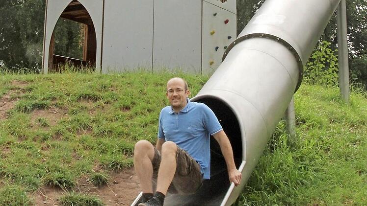 Hat die Rutsche schon ausprobiert: Jugendpfleger Florian Herrmann, findet den Abenteuer-Turm auf dem Spielplatz Klasse. Im Hintergrund ist der Weidacher Wasserturm zu sehen.  Foto: Thomas Heuchling