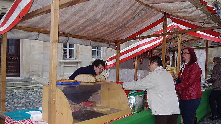 Sabine Föhrkolb aus Wallenfels-Dörnach (links) verkauft Sauerteig-Holzofenbrot, Kuchen und mehr.
