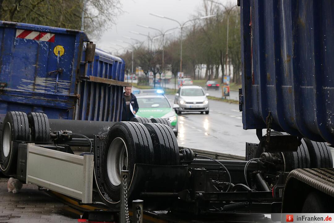 Müll-Laster in Forchheim umgekippt