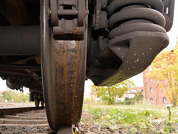 Neue Hochrechnungen wecken Zweifel am verkehrspolitischen Nutzen eines viergleisigen Ausbaus durch Bamberg. Auch "ohne" hat das Bamberger Schienennetz noch Spielraum für neue Züge.  Foto: Ronald Rinlef