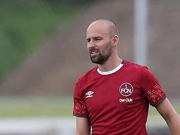 Miso Brecko bleibt der Kapitän beim 1. FC Nürnberg. Trainer Alois Schwartz hat den Rechtsverteidiger im Amt bestätigt. Foto: Daniel Karmann/dpa
