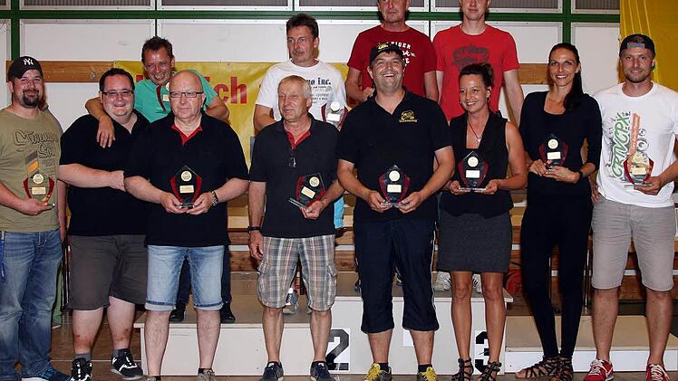 Dieses Bild zeigt die besten Teams der bei der Hammelburger Rallye ausgeschriebenen Fahrzeuggruppen. Foto: Karlheinz Franz