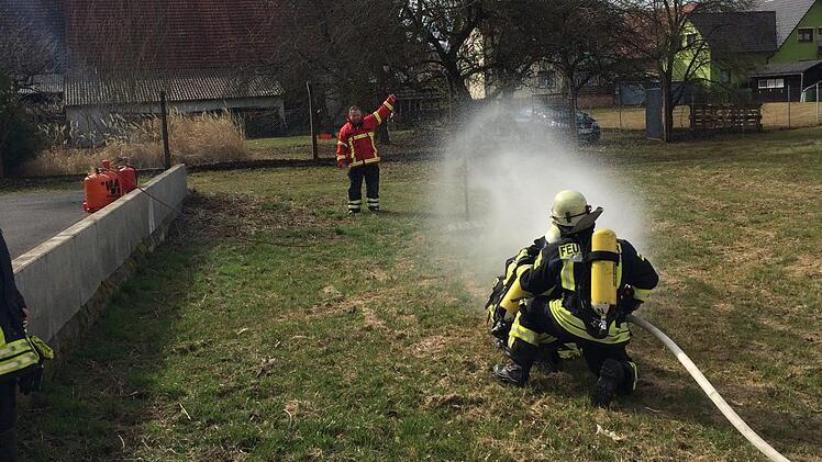 Schwerpunkt der Atemschutzschulung waren Aufbau und Umgang mit einem Strahlrohr, um im Notfall zunächst den Eigenschutz zu gewährleisten. Foto: Stefan Geiger