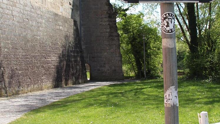 Der Weg entlang der Höchstadter Schlossmauer ist gesperrt. Foto: Andreas Dorsch