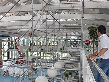 Patrick Geiger blickt auf die Baustelle: Bis zum 8. Juli ist das Freizeitbad Atlantis geschlossen.