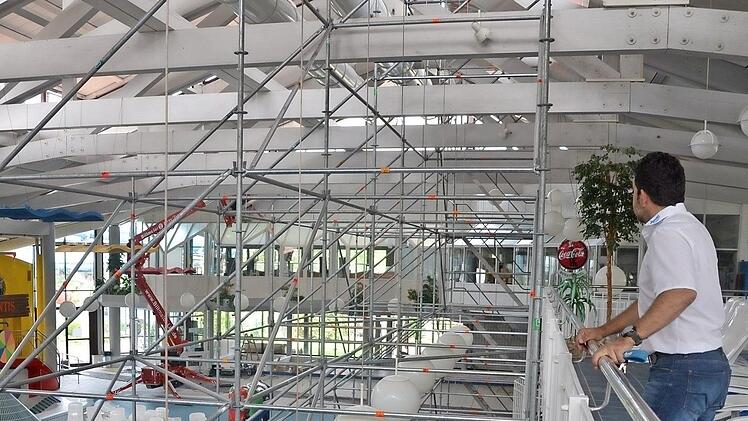 Patrick Geiger blickt auf die Baustelle: Bis zum 8. Juli ist das Freizeitbad Atlantis geschlossen.