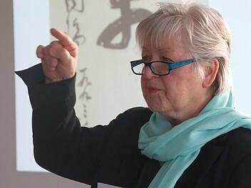 Gisela Hildenbrand gehört zum 1991 gegründeten Vorstand der Medizinischen Gesellschaft für Qigong Yangsheng, einer gemeinnützigen, wissenschaftlich orientierten Einrichtung im Bereich der Gesundheitsbildung.Jochen Nützel