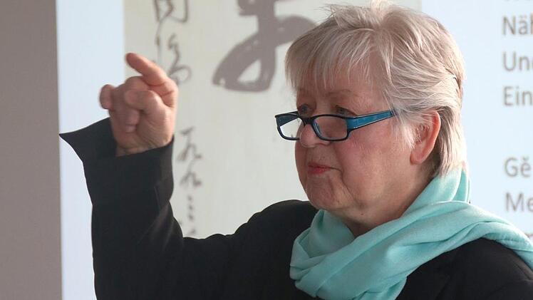 Gisela Hildenbrand gehört zum 1991 gegründeten Vorstand der Medizinischen Gesellschaft für Qigong Yangsheng, einer gemeinnützigen, wissenschaftlich orientierten Einrichtung im Bereich der Gesundheitsbildung.Jochen Nützel