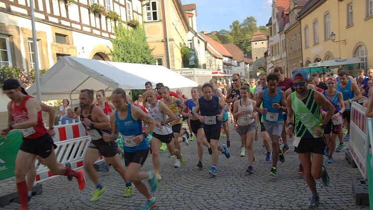 Rund um die Seßlacher Stadtmauer führte nach zweijähriger Pause erneut der Altstadtlauf. Teilnehmer des A-Laufs, die hier starten, liefen zehn Runden. Foto: Bettina Knauth
