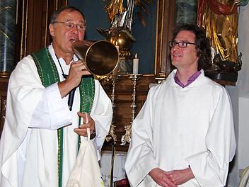 Pfarrer Georg Birkel (links) überreichte dem neuen Gemeindereferenten Matthias Beck ein Sprachrohr, das man auch als Hörrohr verwenden kann. Foto: Thomas Hümmer
