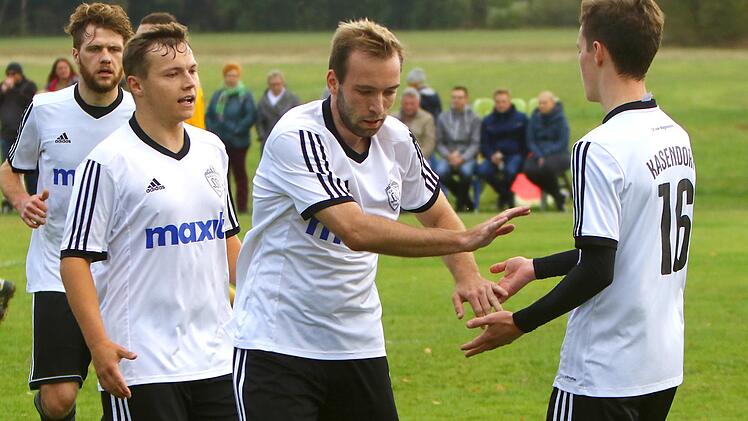 Der Kasendorfer Jonas Friedrich (rechts)  erh&auml;lt die Gl&uuml;ckw&uuml;nsche von seinen Mitspielern. Foto: Monika Limmer
