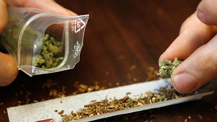 Noch immer wird darüber diskutiert, ob Cannabis schädlich ist und ob und wie es legalisiert werden sollte. Dabei ist die Entscheidung schon lange gefallen, meint unser Autor.  Foto: Daniel Karmann/dpa