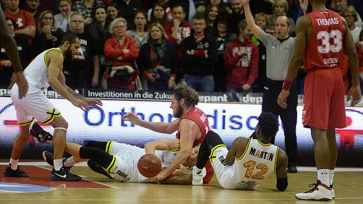 Basketball oder Ringen? Die bayreuther Kassius Robertson, Gregor Hrovat und Hassan Martin kämpfen mit  John Bryant  um den Ball. Foto: Peter Mularczyk