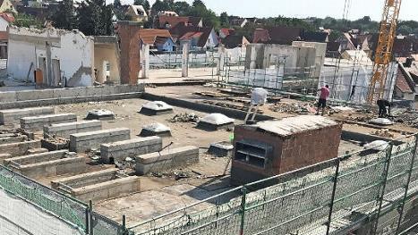 Momentan werden noch Wände eingerissen und Schutt weggeräumt, und das bei heißen Temperaturen.  Foto: Michael Busch