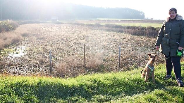 Katja Kinscher plant auf diesem Gel&auml;nde eine Hundewiese. Foto: Karina Brock