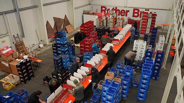 Die Mitarbeiter der verschiedenen Brauereien arbeiten beim Bef&uuml;llen der Bier-Adventskalender Hand in Hand. Foto: Johannes Metz