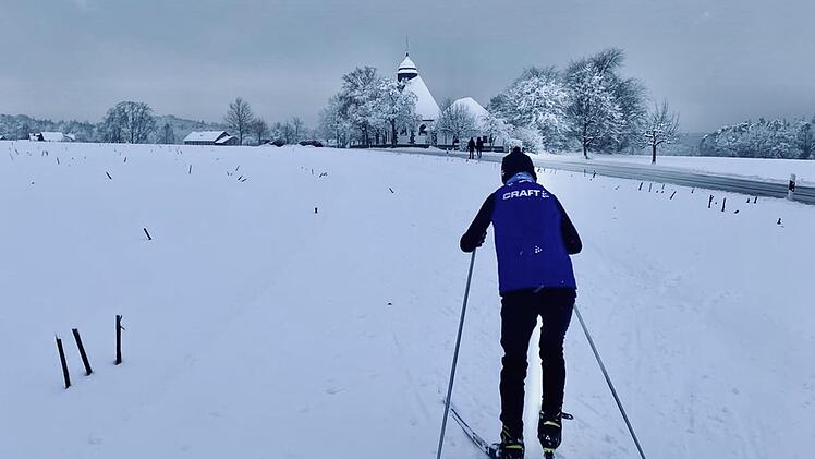 Ein Wintersportfan beim Langlauf-Skating Foto: Altenfelder