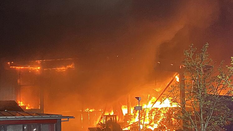 Wertstoffhof steht komplett in Flammen: Feuerwehren kämpfen gegen Großbrand