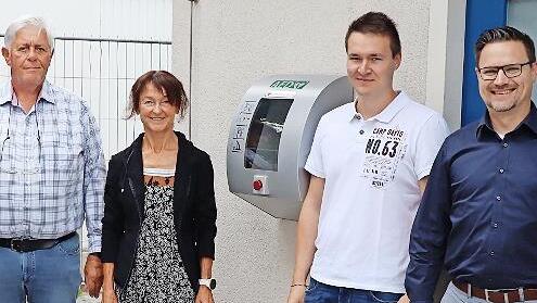 Burgkunstadts B&uuml;rgermeisterin Christine Frie&szlig; freute sich &uuml;ber den neuen Defibrillator, der im Schwimmbad Kunomare mit Unterst&uuml;tzung der Sparkasse installiert werden konnte.