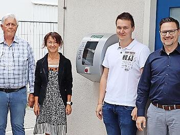 Burgkunstadts Bürgermeisterin Christine Frieß freute sich über den neuen Defibrillator, der im Schwimmbad Kunomare mit Unterstützung der Sparkasse installiert werden konnte.