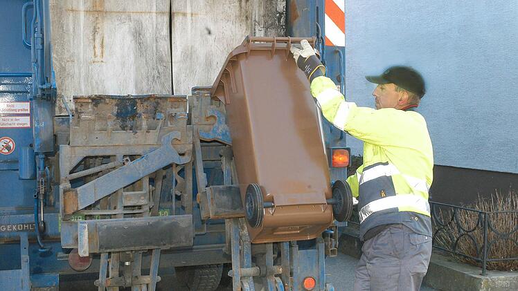 Ein Mitarbeiter des derzeitigen Vertragspartners bei der  Abfallentsorgung. Foto: Ronald Rinklef