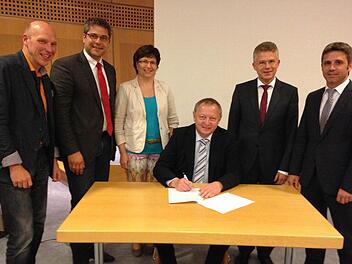 Der Vorstand des Leader-Vereins der Lokalen Aktionsgruppe (von links): Ralf Ludewig, Thomas Stadler, Patricia Schießer, Landrat Thomas Bold, Roland Friedrich und Frank Oette. Foto: Stefan Seufert
