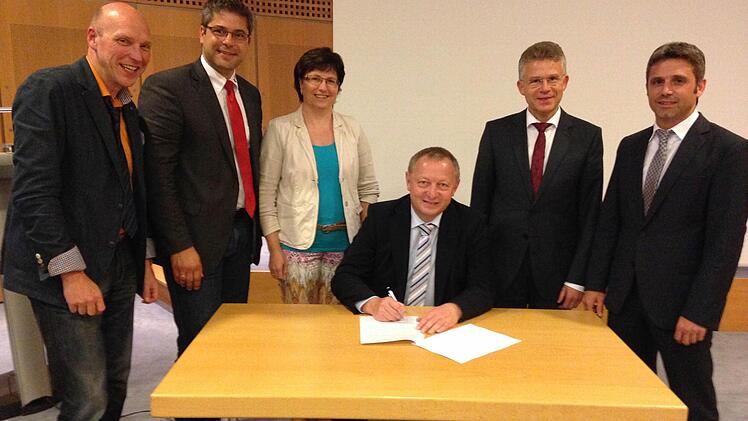 Der Vorstand des Leader-Vereins der Lokalen Aktionsgruppe (von links): Ralf Ludewig, Thomas Stadler, Patricia Schießer, Landrat Thomas Bold, Roland Friedrich und Frank Oette. Foto: Stefan Seufert