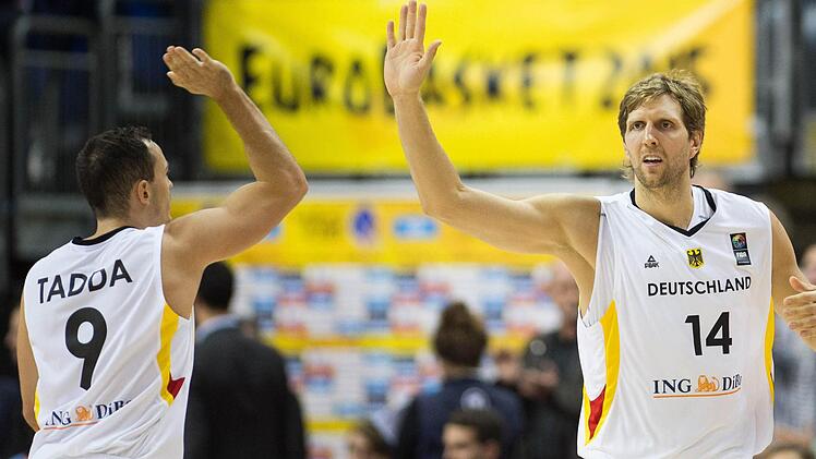 Der Bamberger Karsten Tadda (links) klatscht Dirk Nowitzki nach einer gelungen Aktion ab. Foto: Lukas Schulze/dpa