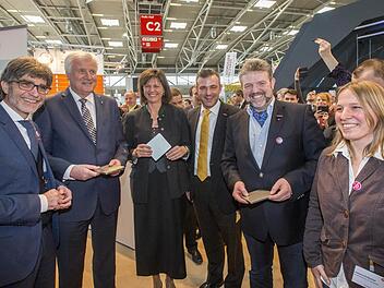 Startschuss für das bundesweite "Kompetenzzentrum Digitales Handwerk": im Bild (von links) Hauptgeschäftsführer Thomas Koller, Ministerpräsident Horst Seehofer, Staatsministerin Ilse Aigner, BHT-Präsident Georg Schlagbauer, HWK-Präsident Thomas Zimmer und die künftige Projektleiterin Johanna Erlbacher. Foto: Frank Wunderatsch/HWK