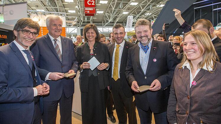 Startschuss für das bundesweite "Kompetenzzentrum Digitales Handwerk": im Bild (von links) Hauptgeschäftsführer Thomas Koller, Ministerpräsident Horst Seehofer, Staatsministerin Ilse Aigner, BHT-Präsident Georg Schlagbauer, HWK-Präsident Thomas Zimmer und die künftige Projektleiterin Johanna Erlbacher. Foto: Frank Wunderatsch/HWK