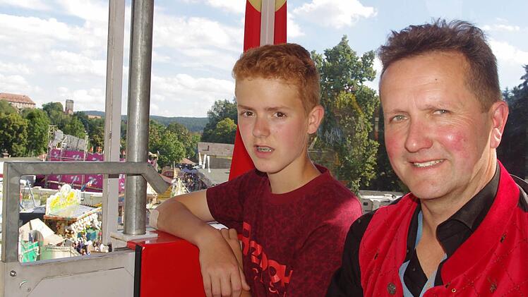 Platzmeister Charly Wittig (rechts) in luftigen Höhen auf dem Riesenrad. Foto: Heike Schülein