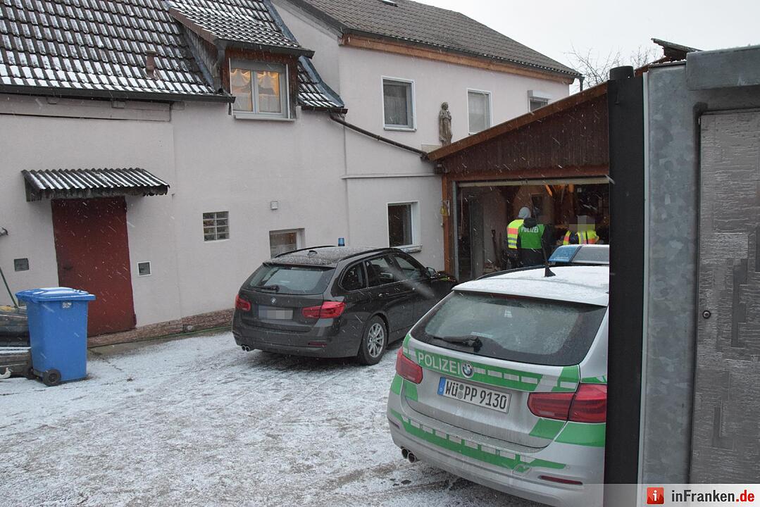 Mann findet angeschossene Familienangehörige in Wohnung bei Arnstein