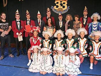 Viele Mitwirkende des Karnevalvereins Weidach wurden von den Vertretern des Fastnacht-Verbands Franken geehrt.  Foto: Bettina Knauth