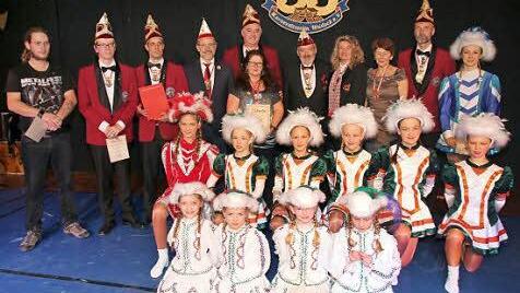 Viele Mitwirkende des Karnevalvereins Weidach wurden von den Vertretern des Fastnacht-Verbands Franken geehrt.  Foto: Bettina Knauth