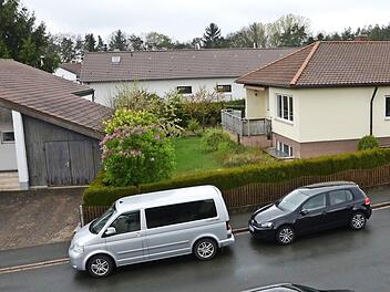 Zwei Wohnhäuser und eine Werkstatt (Hintergrund) weichen dem Bauvorhaben  Foto: Bernhard Panzer