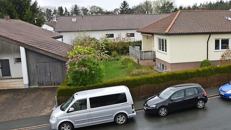 Zwei Wohnhäuser und eine Werkstatt (Hintergrund) weichen dem Bauvorhaben  Foto: Bernhard Panzer