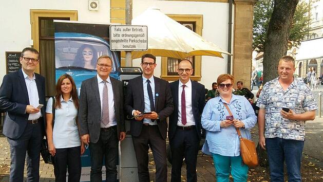 Bei der Vorstellung der App (von links): Dirk Warneke (VW Financial Services), Isabelle Bentley (Parkraumüberwachung), OB Andreas Starke, Mark Riedl (Sunhill Technologies), Stefan Goller (Referent für Wirtschaft und Digitalisierung), Sonja Teich (Kooridinatorin Parkraumüberwachung) und Christian Eschrich ( Amt für Information und Digitalisierung)Julian Megerle