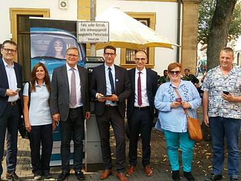 Bei der Vorstellung der App (von links): Dirk Warneke (VW Financial Services), Isabelle Bentley (Parkraumüberwachung), OB Andreas Starke, Mark Riedl (Sunhill Technologies), Stefan Goller (Referent für Wirtschaft und Digitalisierung), Sonja Teich (Kooridinatorin Parkraumüberwachung) und Christian Eschrich ( Amt für Information und Digitalisierung)Julian Megerle