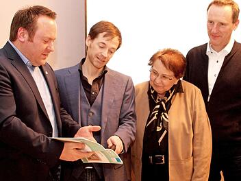 Auf großes Interesse stieß die Schulung für eine gute Presse- und Öffentlichkeitsarbeit der Vereine der Stadt Eltmann (von links): Sebastian Schilling, Journalist Torsten Geiling, Rosi Hufnagl von der Hanns-Seidel-Stiftung und erster Bürgermeister Michael Ziegler Foto: Günther Geiling