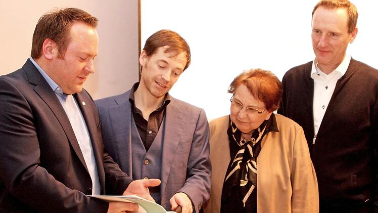 Auf großes Interesse stieß die Schulung für eine gute Presse- und Öffentlichkeitsarbeit der Vereine der Stadt Eltmann (von links): Sebastian Schilling, Journalist Torsten Geiling, Rosi Hufnagl von der Hanns-Seidel-Stiftung und erster Bürgermeister Michael Ziegler Foto: Günther Geiling