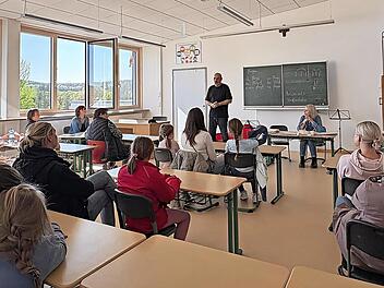 Erstes Kennenlernen &ndash; Blick in die Runde mit Chorleitern, Kinder und Eltern sowie die Vorstandschaft des Gesangvereins.