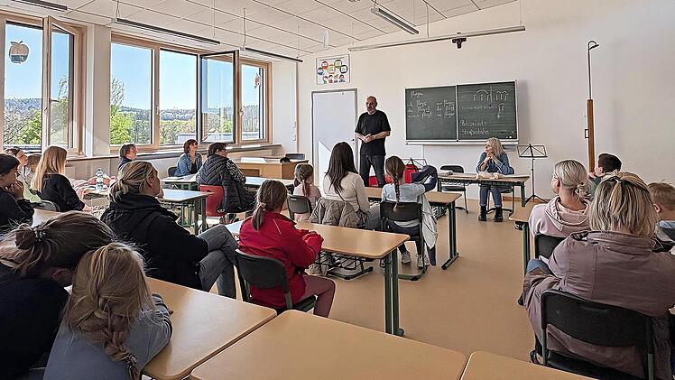 Erstes Kennenlernen &ndash; Blick in die Runde mit Chorleitern, Kinder und Eltern sowie die Vorstandschaft des Gesangvereins.