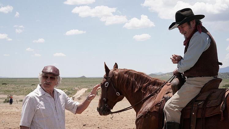 Filmproduzent Max Barber (Robert de Niro, links) engagiert den abgehalfterten Filmstar Duke Montana (Tommy Lee Jones) mit b&ouml;ser Absicht f&uuml;r einen Western-Dreh.
