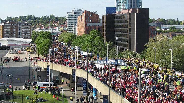 Die Bayern-Fans in Rot und die "Gelben" aus Dortmund auf dem Weg ins Wembley-Stadion. Alles verlief friedlich, die berittenen Polizisten mussten nicht eingreifen.
