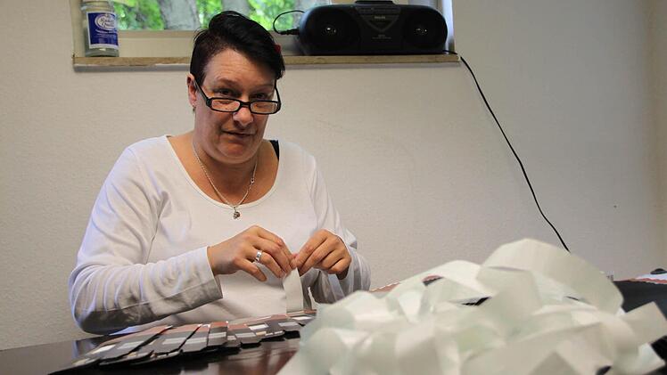 Das machen die Damen im "Aquarium", eine eingeschworene Clique, die sich bestens bei der Arbeit unterhalten.