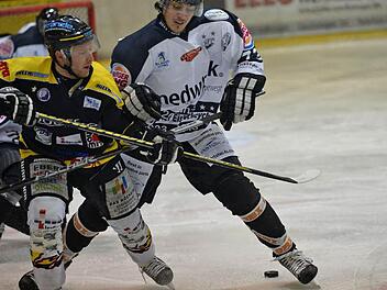 Die Höchstadt Alligators (weiße Trikots, hier im Heimspiel gegen Sonthofen) kassierten diesmal eine 0:2-Auswärtspleite beim ERC.   Foto: Picturedreams/archiv
