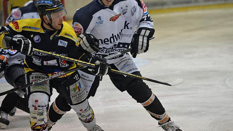 Die Höchstadt Alligators (weiße Trikots, hier im Heimspiel gegen Sonthofen) kassierten diesmal eine 0:2-Auswärtspleite beim ERC.   Foto: Picturedreams/archiv