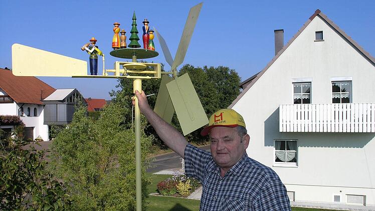 das Windrad auf seinem Balkon ist zu einem wahren Kunstwerk geworden.